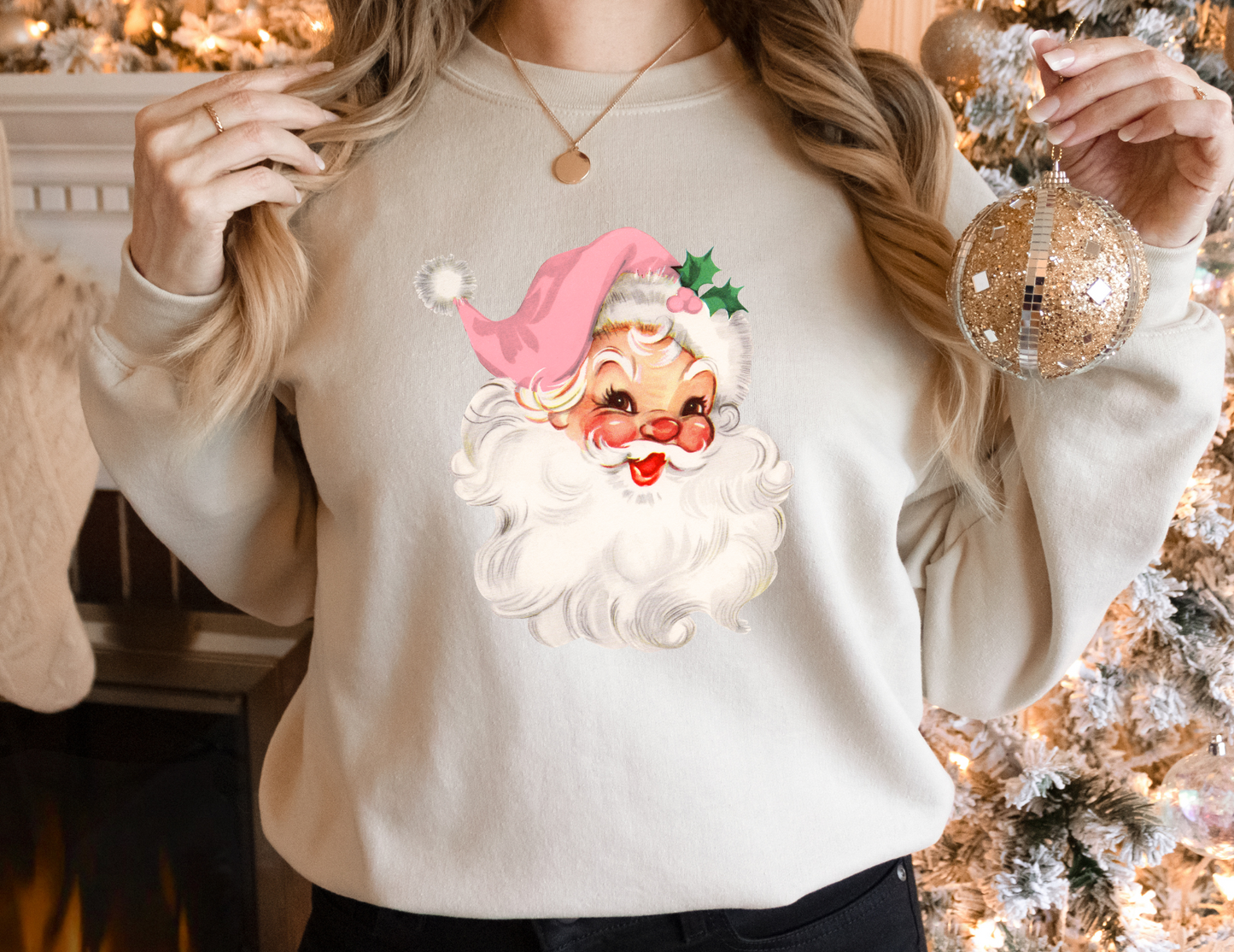 Retro pink leopard print Santa sweatshirt for women - Oversized sweater with vintage pastel design, perfect for a festive and cute holiday look.