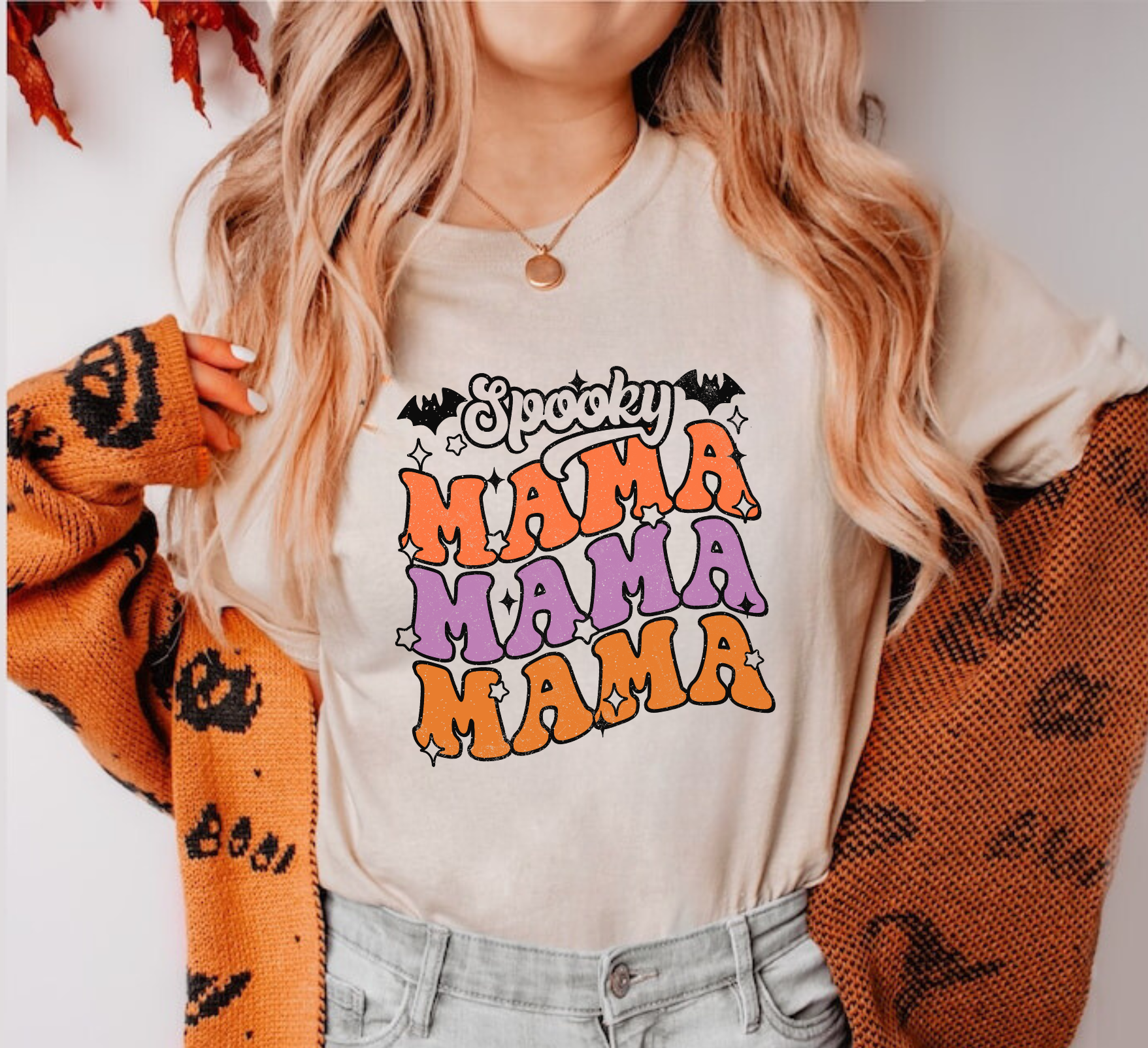 Trendy oversized preppy "Spooky Mama" Halloween shirt - Embrace fall vibes with this unique Halloween design for moms. Cozy and stylish Comfort Colors shirt with a retro touch. Perfect for a trendy Halloween look!