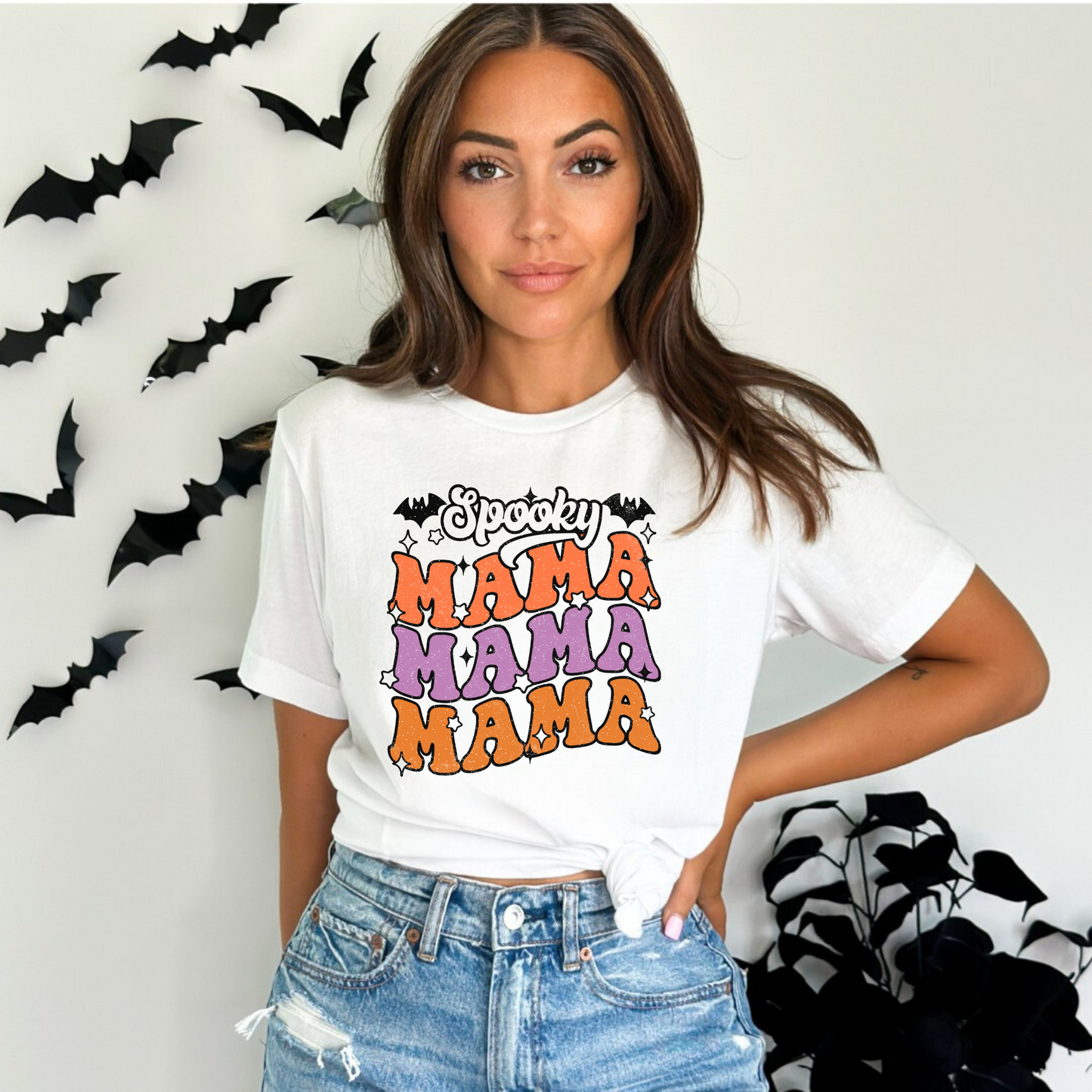 Trendy oversized preppy "Spooky Mama" Halloween shirt - Embrace fall vibes with this unique Halloween design for moms. Cozy and stylish Comfort Colors shirt with a retro touch. Perfect for a trendy Halloween look!